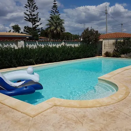 Giuma Con Piscina Willa